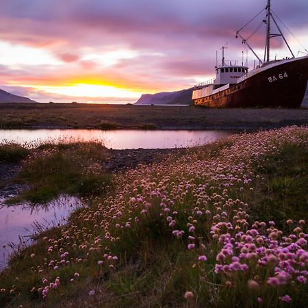 Вілла Kirkjubraut - Church Street Talknafjordur Екстер'єр фото